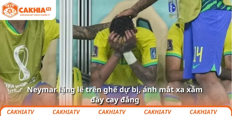 Neymar lặng lẽ trên ghế dự bị, ánh mắt xa xăm đầy cay đắng